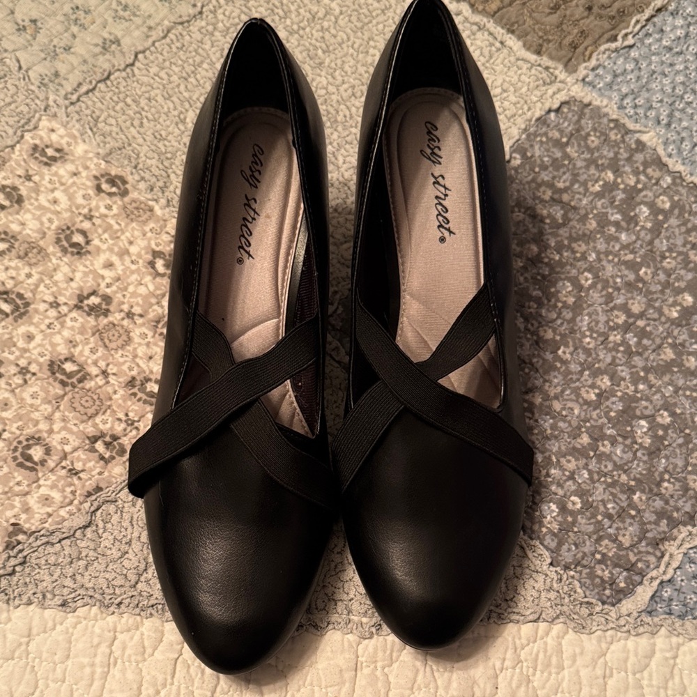 Easy Street Women's Black Loafers